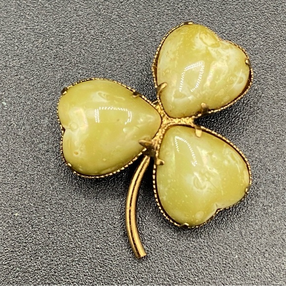 Cloverleaf Shamrock Brooch with Glossy Finish set in Gold Tone - Picture 3 of 10